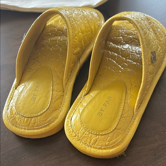BY FAR Yellow Ari Slides - Picture 6 of 13
